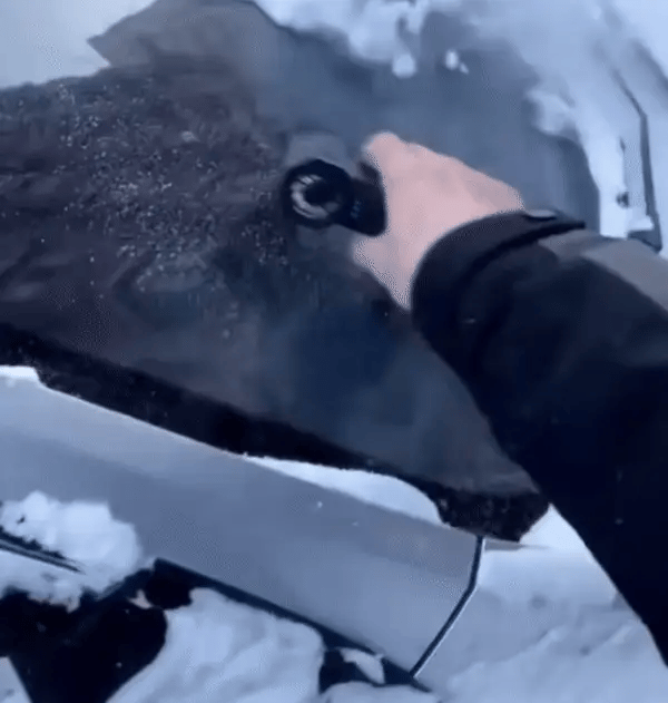 Elektrischer Schneefeger – schnelle Winterhilfe zum mühelosen Schneeräumen