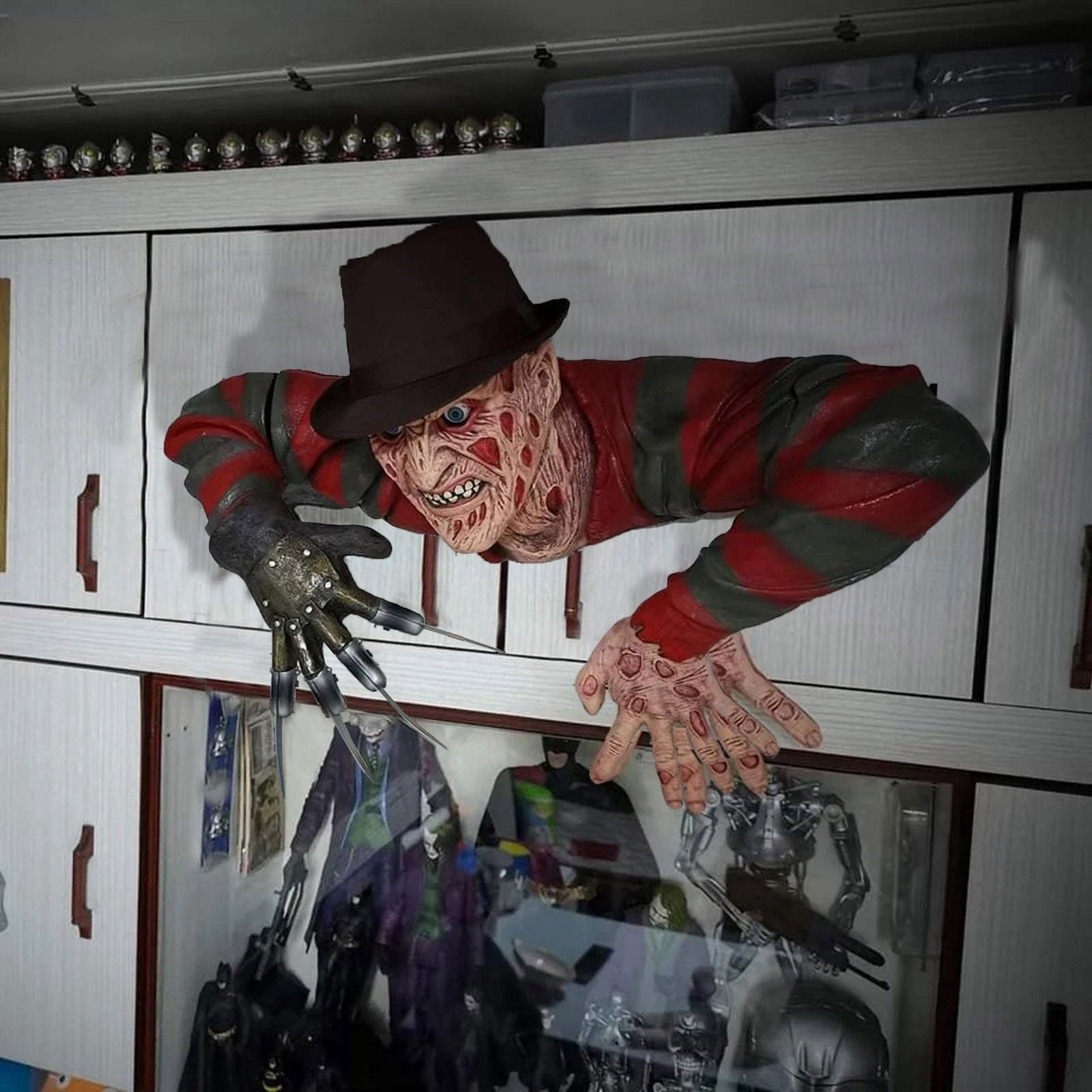 Freddy™ Grabwanderer zum Aufhängen an der Wand