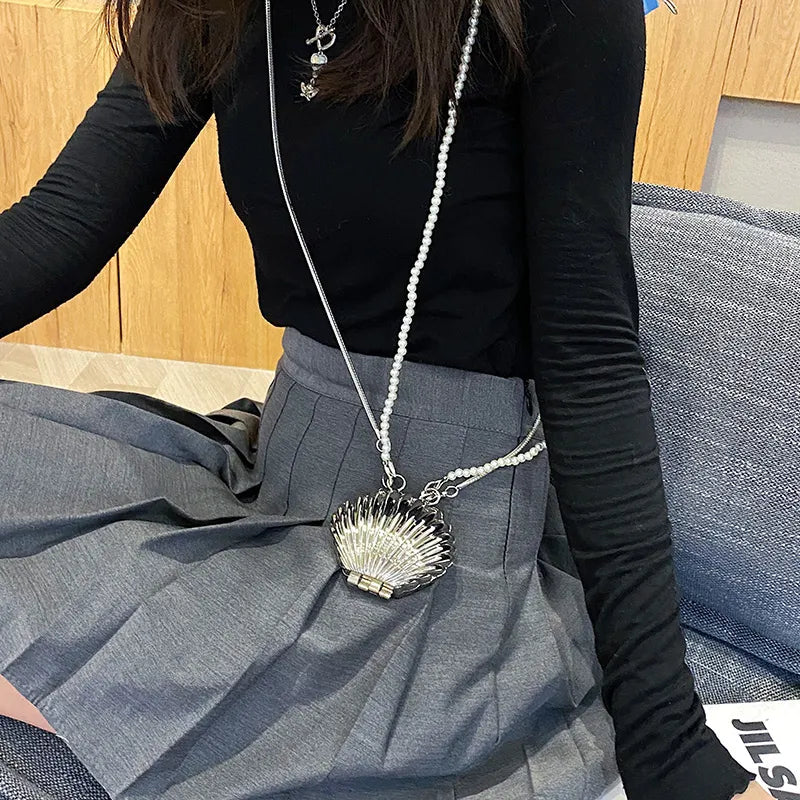 Coralyn™ – Elegante Gold-Muschel-Geldbörse, kompakte Lippenstifttasche mit Perlenverzierung für Damen [50 % Rabatt]